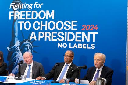 ARCHIVO - Miembros de la dirigencia de No Labels e invitados, de izquierda a derecha: Dan Webb, el copresidente nacional Dr. Benjamin F. Chavis, y el presidente fundador y exsenador Joe Lieberman, hablan sobre las elecciones de 2024 en el National Press Club, en Washington, el 18 de enero de 2024.(AP Foto/Jose Luis Magana, Archivo)