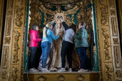 Archivo.- Miembros de la hermandad católica de Vera Cruz vuelven a colocar la talla de la Virgen de los Dolores en su lugar tras la procesión en la localidad sureña de Quesada, España, el sábado 30 de marzo de 2024