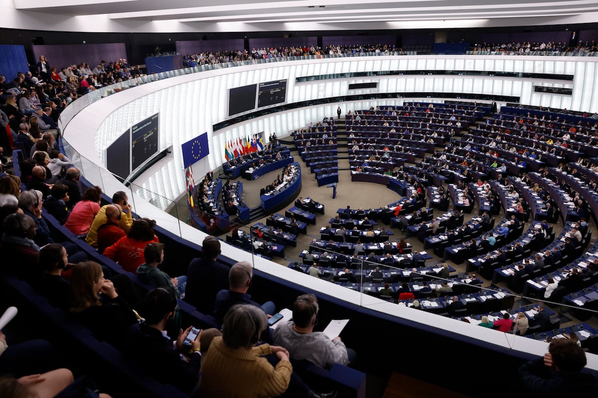 ARCHIVO - Miembros del Parlamento Europeo asisten a la última sesión antes de las elecciones europeas, el 25 de abril de 2024, en el Parlamento Europeo en Estrasburgo, en el este de Francia. La policía hizo registros el miércoles 29 de mayo de 2024 en la residencia de un empleado del Parlamento Europeo y en su oficina en el edificio de la cámara en Bruselas dentro de una pesquisa sobre posible interferencia rusa, indicó el miércoles la fiscalía federal belga. (AP Foto/Jean-Francois Badias, Archivo)