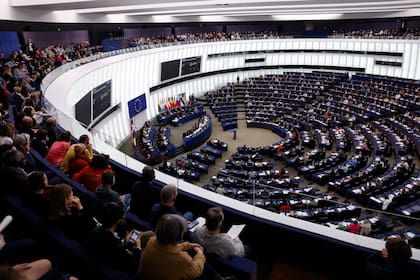 ARCHIVO - Miembros del Parlamento Europeo asisten a la última sesión antes de las elecciones europeas, el 25 de abril de 2024, en el Parlamento Europeo en Estrasburgo, en el este de Francia. La policía hizo registros el miércoles 29 de mayo de 2024 en la residencia de un empleado del Parlamento Europeo y en su oficina en el edificio de la cámara en Bruselas dentro de una pesquisa sobre posible interferencia rusa, indicó el miércoles la fiscalía federal belga. (AP Foto/Jean-Francois Badias, Archivo)