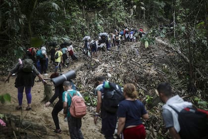 ARCHIVO - Migrantes avanzan por el Tapón del Darién desde Colombia a Panamá en su larga y compleja ruta para llegar hasta Estados Unidos, . (AP Foto/Iván Valencia, Archivo)