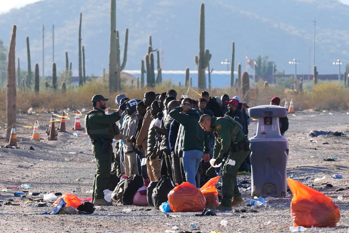Archivo.- Migrantes en Lukeville, Arizona, el 5 de diciembre de 2023 (Foto AP /Ross D. Franklin)