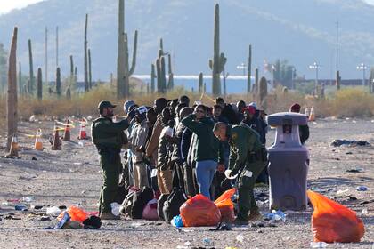 Archivo.- Migrantes en Lukeville, Arizona, el 5 de diciembre de 2023 (Foto AP /Ross D. Franklin)