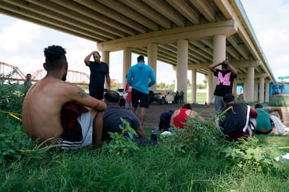 ARCHIVO - Migrantes esperando a ser procesados por la Patrulla Fronteriza tras cruzar de forma ilegal el Río Bravo desde México y hasta Estados Unidos, en Eagle Pass, Texas, el viernes 26 de agosto de 2022. (AP Foto/Eric Gay, Archivo)