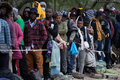 ARCHIVO - Migrantes haitianos que buscan solicitar asilo en Estados Unidos esperan para inscribir sus nombres en una lista elaborada por una organización religiosa en Reynosa, México, el 21 de diciembre de 2022, al otro lado de la frontera con McAllen, Texas. (AP Foto/Fernando Llano, Archivo)