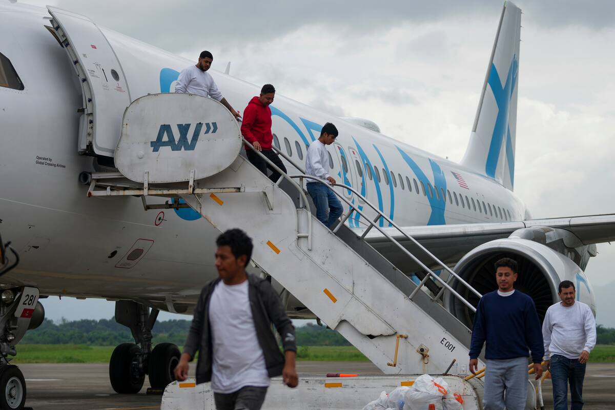 Archivo.- Migrantes hondureños que fueron deportados de Estados Unidos descienden de un avión en el Aeropuerto Ramón Villeda Morales, en San Pedro Sula, Honduras, el 4 de diciembre de 2024