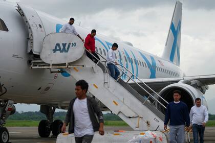 Archivo.- Migrantes hondureños que fueron deportados de Estados Unidos descienden de un avión en el Aeropuerto Ramón Villeda Morales, en San Pedro Sula, Honduras, el 4 de diciembre de 2024