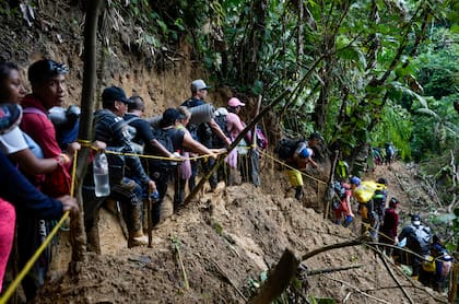 Archivo.- Migrantes, la mayoría de ellos venezolanos, caminan en la región del Darién de Colombia rumbo a Panamá, con la esperanza de llegar a Estados Unidos, el 15 de octubre de 2022