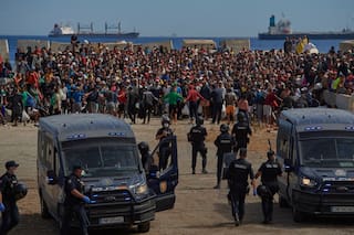 Autoridades de la UE se reúnen para reforzar agencia fronteriza; refugiado demanda por abusos en Libia