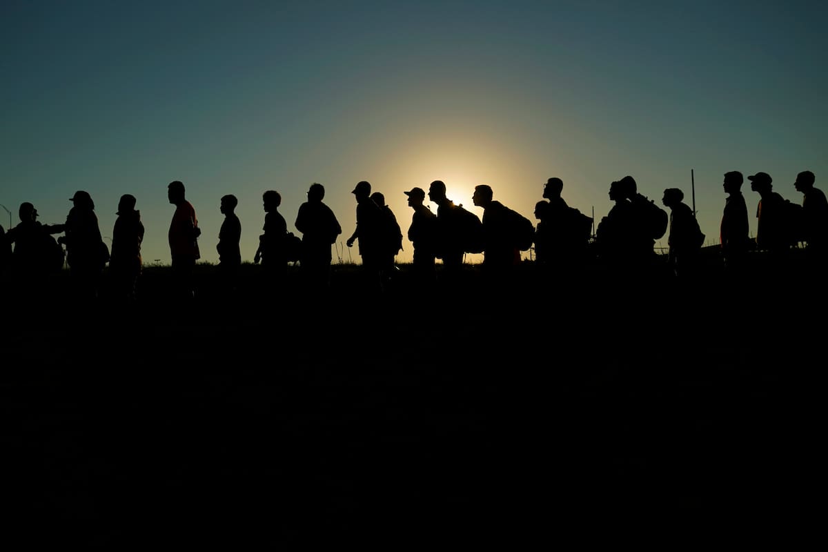Archivo.- Migrantes que cruzaron el río Bravo e ingresaron a Estados Unidos desde México se forman para ser procesados por la Oficina de Aduanas y Protección Fronteriza de Estados Unidos, el 23 de septiembre de 2023, en Eagle Pass, Texas (AP Foto/Eric Gay, Archivo)