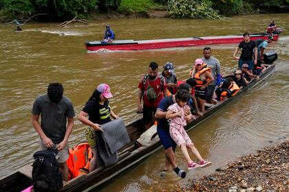 ARCHIVO - Migrantes que se dirigen hacia el norte llegan a Lajas Blancas, provincia de Darién, Panamá, el 6 de octubre de 2023, después de cruzar caminando el Tapón del Darién desde Colombia. La migración infantil a través del peligroso Tapón del Darién en Panamá ha aumentado un 40% en lo que va de 2024, dijo UNICEF el miércoles 15 de mayo de 2024. (AP Foto/Arnulfo Franco, Archivo)