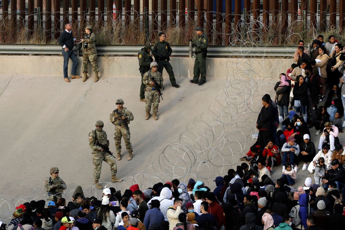ARCHIVO - Migrantes reunidos en la orilla del río Bravo en la frontera de Estados Unidos con México,