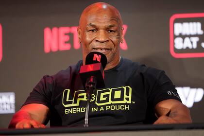 ARCHIVO - Mike Tyson habla durante una conferencia de prensa para promocionar su próxima pelea de boxeo contra Jake Paul, el 16 de mayo de 2024, en Arlington, Texas. Tyson sigue recuperándose el lunes 27 de mayo, después de sufrir una emergencia médica un día antes durante un vuelo de Miami a Los Ángeles, dijeron sus representantes. La leyenda del boxeo de 58 años "tuvo náuseas y mareos debido al brote de úlcera 30 minutos antes de aterrizar", dijo la oficina de su publicista en un comunicado. (AP Foto/Sam Hodde, Archivo)