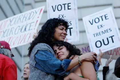 ARCHIVO - Mitzi Rivas, a la izquierda, abraza a su hija Maya Iribarren durante una protesta a favor del derecho al aborto, frente al Ayuntamiento en San Francisco, el viernes 24 de junio de 2022, tras el fallo de la Corte Suprema que anuló la decisión del caso Roe vs Wade relacionada con la interrupción del embarazo. (AP Foto/Josie Lepe, Archivo)
