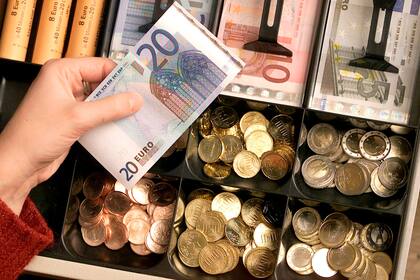 ARCHIVO - Monedas y billetes de euro en una tienda en Duisburg, Alemania, el sábado 29 de diciembre de 2001. El Banco Central Europeo anunció el lunes 6 de diciembre de 2021 que rediseñaría sus billetes de euro, con una decisión final para 2024. (AP Foto/Michael Sohn, archivo)