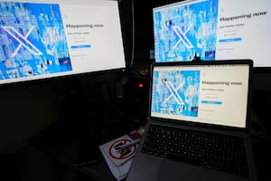 ARCHIVO - Monitores de computadoras y una laptop muestran la página de inicio de sesión de X, antes conocido como Twitter, el 24 de julio de 2023, en Belgrado, Serbia. (AP Foto/Darko Vojinovic, Archivo)