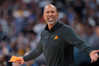 ARCHIVO - Monty Williams, entrenador de los Suns de Phoenix, discute una decisión arbitral durante el quinto partido de las semifinales de la Conferencia del Oeste ante los Nuggets de Denver, el martes 9 de mayo de 2023 (AP foto/David Zalubowski)