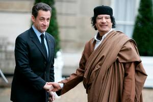 ARCHIVO - Muammar Khadafy tuvo relaciones de amor y de odio con occidente; aquí, el líder libio está con el presidente francés Nicolás Sarkozy, en una visita que el africano hizo a París en el año 2007(AP Foto/Francois Mori, File)