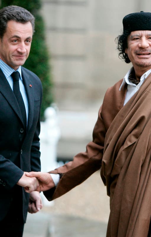 ARCHIVO - Muammar Khadafy tuvo relaciones de amor y de odio con occidente; aquí, el líder libio está con el presidente francés Nicolás Sarkozy, en una visita que el africano hizo a París en el año 2007(AP Foto/Francois Mori, File)