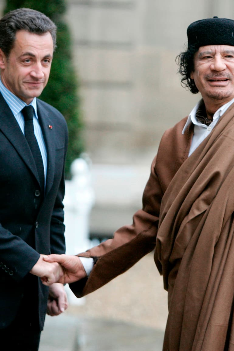 ARCHIVO - Muammar Khadafy tuvo relaciones de amor y de odio con occidente; aquí, el líder libio está con el presidente francés Nicolás Sarkozy, en una visita que el africano hizo a París en el año 2007(AP Foto/Francois Mori, File)