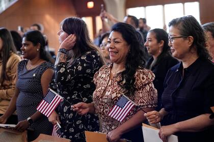 ARCHIVO - Mujeres que representan a más de 20 países participan en una Ceremonia de Naturalización, el 8 de marzo de 2024, en San Antonio. (AP Foto/Eric Gay, Archivo)