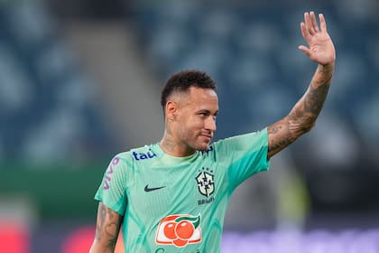 ARCHIVO - Neymar y una postal suya con el seleccionado de Brasil, durante un amistoso con Canadá de 2023