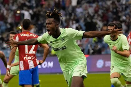 ARCHIVO - Nico Williams del Athletic Bilbao celebra tras marcar un gol ante el Atlético de Madrid en las semifinales de la Supercopa de España, en Riad, Arabia Saudí, el 13 de enero de 2022. (AP Foto/Hassan Ammar)