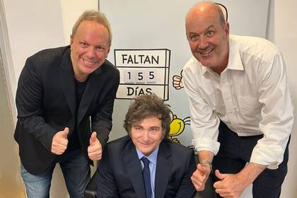 ARCHIVO.- Nik, Milei y Sturzenegger con el cartel que cuenta la cantidad de días que quedan con facultades delegadas