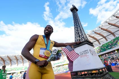 ARCHIVO - Noah Lyles festeja tras ganar la final de 200 metros planos en el preolípico estadounidense