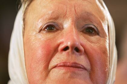 ARCHIVO - Nora Cortiñas llora en una conferencia de prensa en Buenos Aires, Argentina, el 8 de julio de 2005. Cortiñas, referente a nivel mundial en la defensa de los derechos humanos por su labor como una de las fundadoras de la organización Madres de Plaza de Mayo tras el secuestro y desaparición de su hijo durante la última dictadura militar en Argentina, falleció el jueves a los 94 años, confirmó su familia. (AP Foto/Natacha Pisarenko, Archivo)