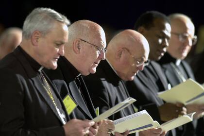 ARCHIVO - Obispos cantan un himno al inicio de la sesión matutina de la Conferencia de Obispos Católicos de Estados Unidos, en Dallas, Texas, el 14 de junio de 2002. (AP Foto/Charlie Riedel, archivo)