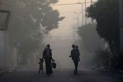 ARCHIVO- Palestinos abandonan el vecindario Naser luego de un ataque aéreo israelí en Ciudad de Gaza, el miércoles 8 de noviembre de 2023. (AP Foto/Abed Khaled, archivo)