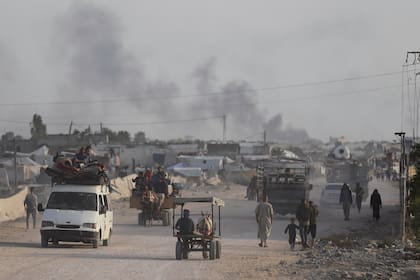 ARCHIVO - Palestinos huyen de la ciudad de Rafah, en el sur de Gaza, durante una ofensiva terrestre y aérea israelí en la ciudad, el 28 de mayo de 2024. (AP Foto/Jehad Alshrafi, Archivo)