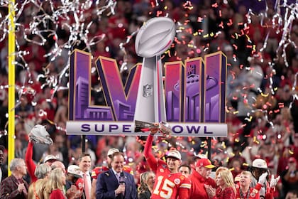 ARCHIVO - Patrick Mahomes, quarterback de los Chiefs de Kansas City, alza el trofeo Vince Lombardi tras vencer a los 49ers de San Francisco en el Super Bowl LVIII, el domingo 11 de febrero de 2024, en Las Vegas