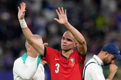 ARCHIVO - Pepe, zaguero de Portugal, llora tras la eliminación en los cuartos de final de la Eurocopa ante Francia, el 5 de julio de 2024, en Hamburgo (AP Foto/Martin Meissner, archivo)