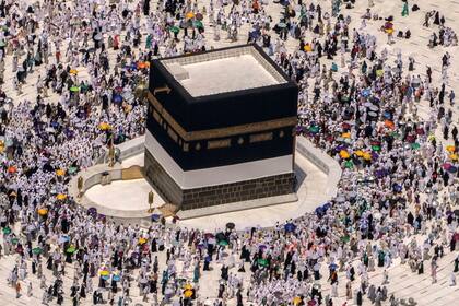 ARCHIVO - Peregrinos musulmanes caminan alrededor de la Kaaba en forma de cubo, la metafórica casa de Dios ubicada en la Gran Mezquita, durante la peregrinación anual del haj, en La Meca, Arabia Saudí, el 10 de julio de 2022. (AP Foto/Amr Nabil, archivo)
