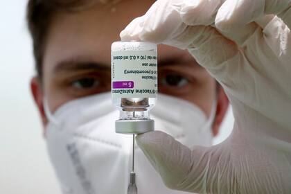 ARCHIVO - Personal médico prepara una jeringa con un vial de la vacuna de AstraZeneca contra el coronavirus en un centro de vacunación en Ebersberg, cerca de Múnich, Alemania, el lunes 22 de marzo de 2021. (AP Foto/Matthias Schrader, archivo)