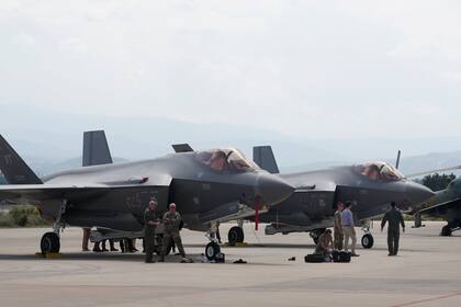 ARCHIVO - Personal militar estadounidense trabaja cerca de aviones de combate F-35 en la base militar de Estados Unidos en el Aeropuerto de Skopie, Macedonia del Norte, el 17 de junio de 2022. (AP Foto/Boris Grdanoski, archivo)