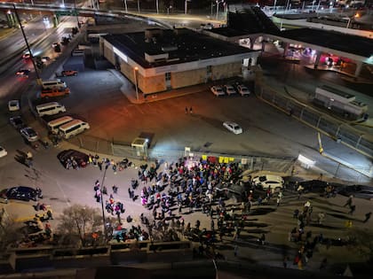 ARCHIVO - Personas participan en la vigilia por las víctimas de un incendio en un centro de detención de migrantes en el que murieron 40 personas en Ciudad Juárez, México