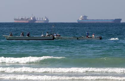 ARCHIVO - Pescadores trabajan frente a buques tanque al sur del estrecho de Ormuz, el 19 de enero de 2012, frente a la ciudad de Ras Al Khaimah, Emiratos Árabes Unidos. (AP Foto/Kamran Jebreili, archivo)