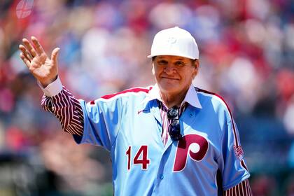 ARCHIVO - Pete Rose de los Filis de Filadelfia se desliza en tercera base durante un juego contra los Filis de Filadelfia, el 3 de junio de 1981, en Filadelfia. (AP Foto/Rusty Kennedy)