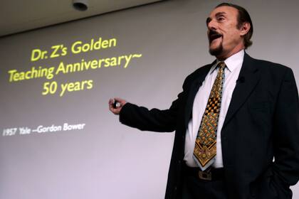 ARCHIVO - Philip Zimbardo, profesor de psicología de la Universidad de Stanford, da su última clase en el campus de la escuela en Palo Alto, California, el miércoles 7 de marzo de 2007. (AP Foto/Paul Sakuma, archivo)