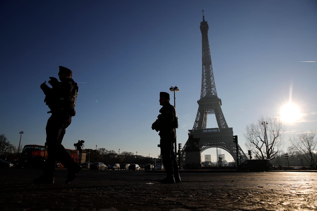 ARCHIVO - Policías antidisturbios vigilan cerca de la Torre Eiffel, el lunes 30 de diciembre de 2019 en París, previo a los festejos por el Año Nuevo en la capital francesa. (AP Foto/Christophe Ena, archivo)