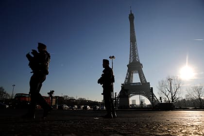 ARCHIVO - Policías antidisturbios vigilan cerca de la Torre Eiffel, el lunes 30 de diciembre de 2019 en París, previo a los festejos por el Año Nuevo en la capital francesa. (AP Foto/Christophe Ena, archivo)