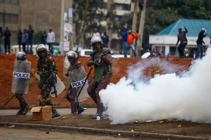 ARCHIVO - Policías antimotines arrojan gases lacrimógenos a manifestantes durante protestas el 7 de julio de 2023, en Nairobi, Kenia. (AP Foto/Brian Inganga, archivo)