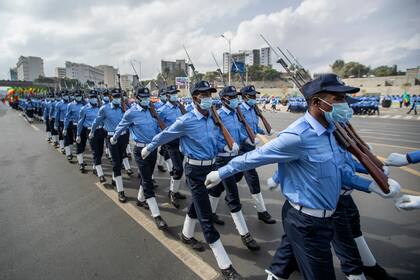 ARCHIVO- Policías etíopes marchan por la plaza Maskel en el centro de Addis Abeba, Etiopía, 19 de junio de 2021. El gobierno declaró el martes 2 de noviembre de 2021 el estado de emergencia nacional cuando fuerzas de Tigray amenazan la capital en una escalada de la guerra. (AP Foto/Ben Curtis, File)