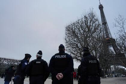 ARCHIVO - Policías franceses patrullan en los alrededores de la torre Eiffel en París, el 7 de diciembre de 2023. (AP Foto/Thibault Camus)