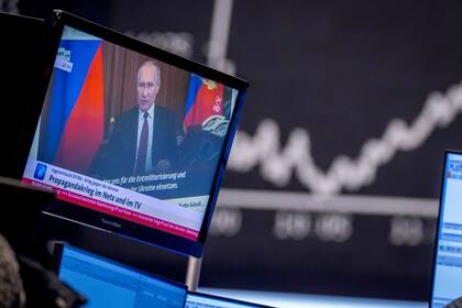 Archivo - presidente de Rusia, Vladimir Putin, aparece en una pantalla de televisión en la bolsa de valores de Fráncfort, Alemania, el viernes 25 de febrero de 2022. (AP Foto/Michael Probst, Archivo)
