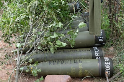 ARCHIVO - Proyectiles de cañón M777 provistos por Estados Unidos están listos para ser lanzados contra posiciones rusas en el Donbas, Ucrania, 18 de junio de 2022. (AP Foto/Efrem Lukatsky, File)