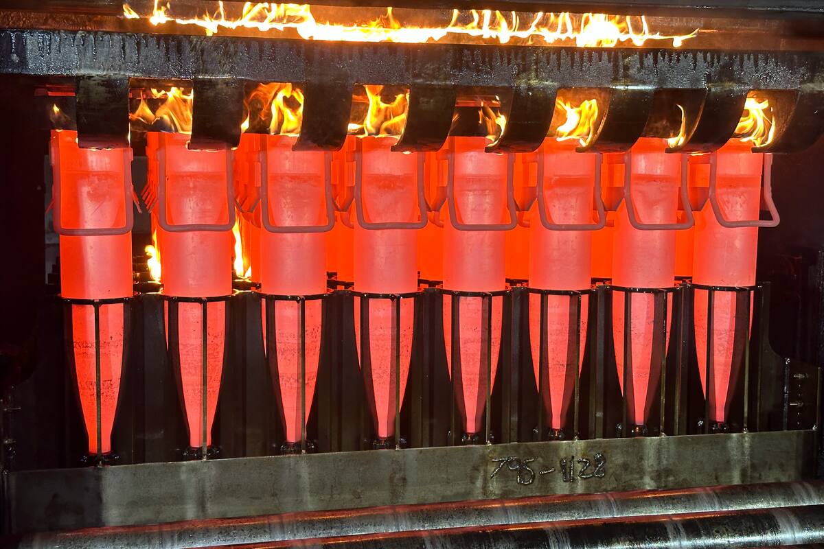 ARCHIVO - Proyectiles Howitzer en producción, en la Planta Scranton de Municiones del Ejército en Scranton, Pensilvania, el 27 de agosto de 2024. (AP Foto/Ted Shaffrey, Archivo)